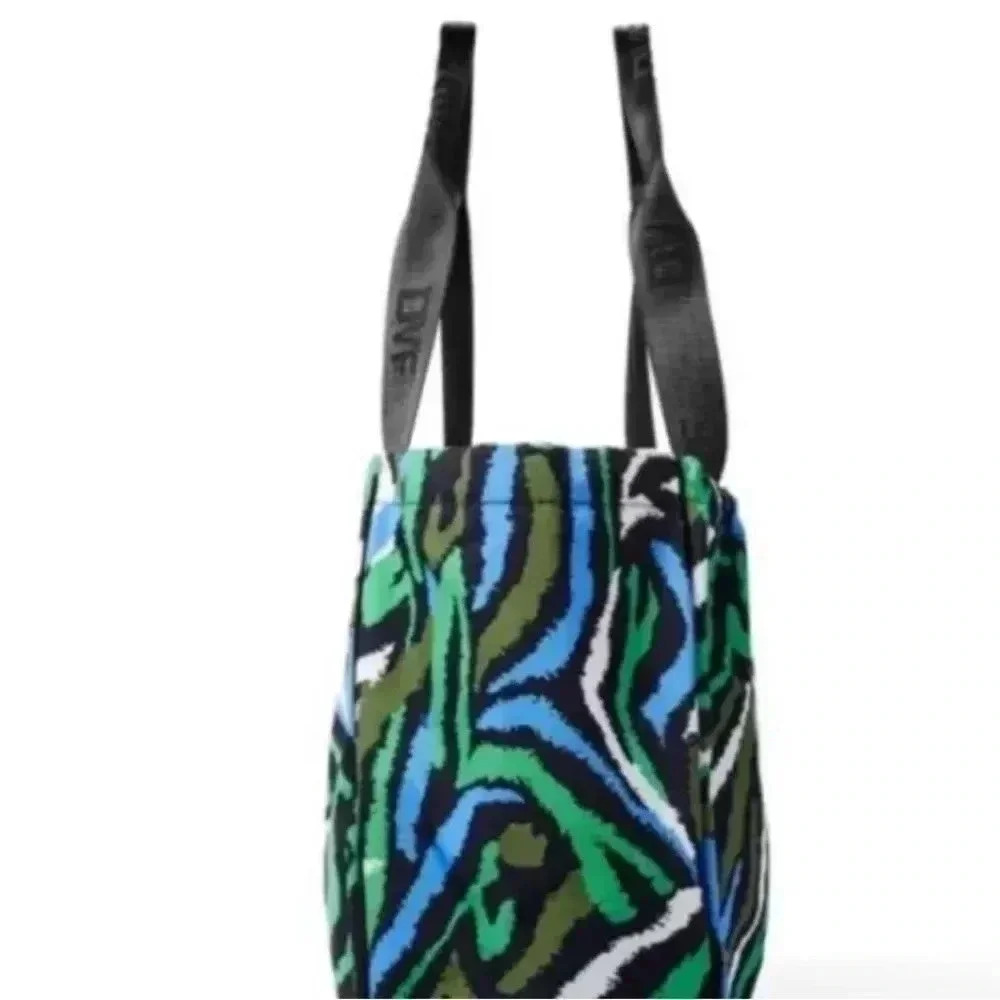 NWT DVF for Target Disco Zebra Tote‎ Bag Laptop
12x18 Diane von Furstenberg NWT - Picture 2 of 4
